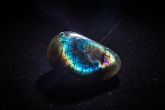 Labradorite Magic and Transformation: Complete Guide to the Stone of Destiny and Psychic Protection