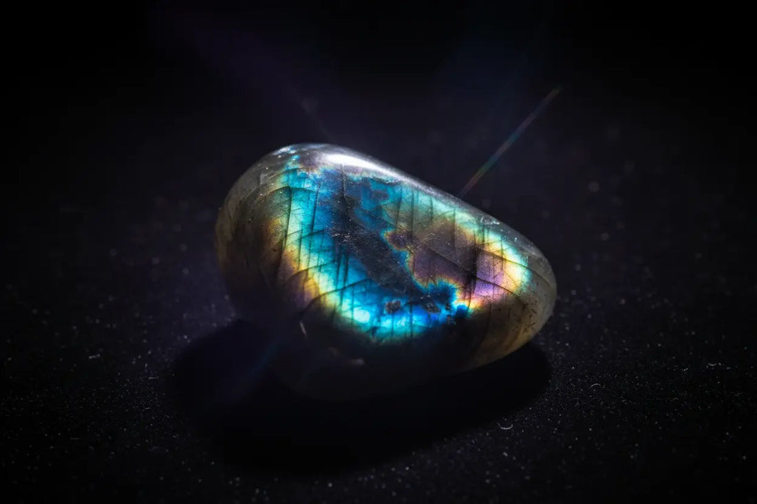 Labradorite Magic and Transformation: Complete Guide to the Stone of Destiny and Psychic Protection Nicole's ritual universe
