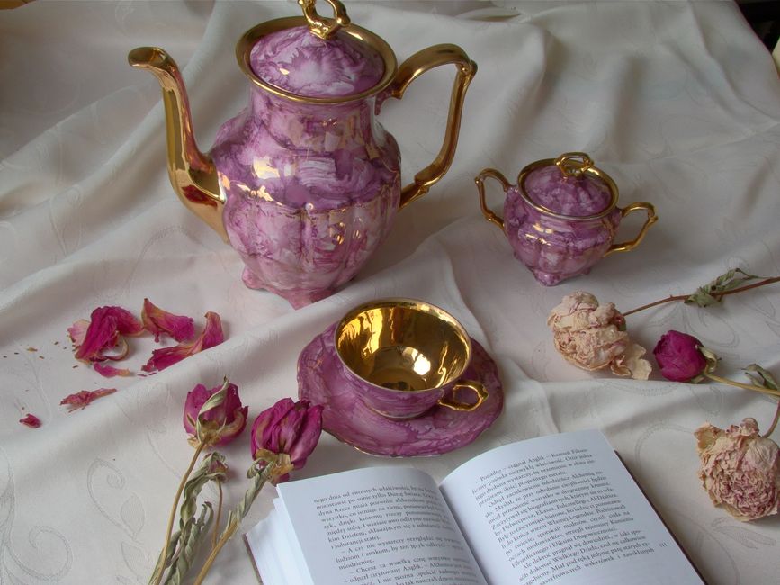 Tasseography Tools Compared: Choosing the Right Cup, Saucer, and Guide for Your Tea Leaf Reading Practice