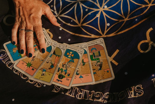 The Science Behind Oracle Cards: How Symbolic Reflection Affects the Mind