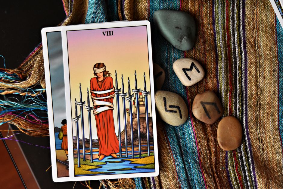 Why Your Monthly Tarot Reflection Keeps Falling Apart (and How to Build One That Survives Real Life)