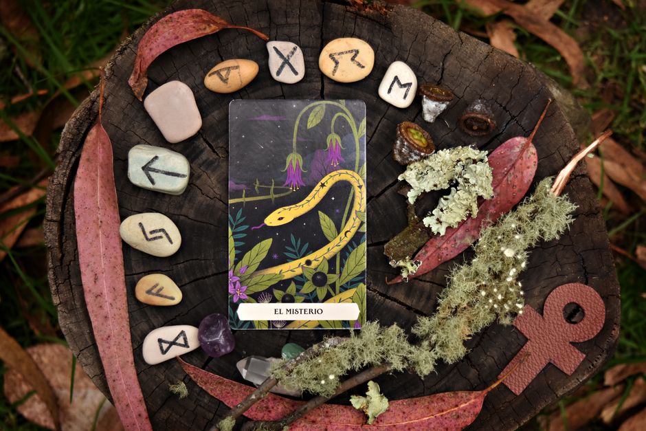 The Symbolic Meaning of the Lenormand Snake: Unraveling Karmic Tangles and Transformative Energy