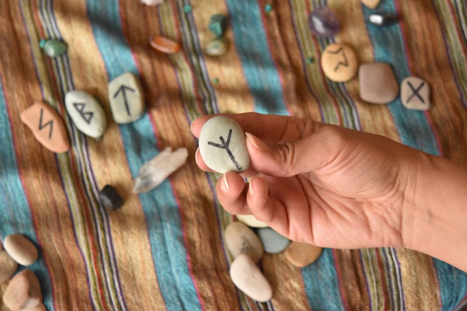 The Ultimate Guide to Choosing the Best Rune Set for Divination and Spiritual Growth
