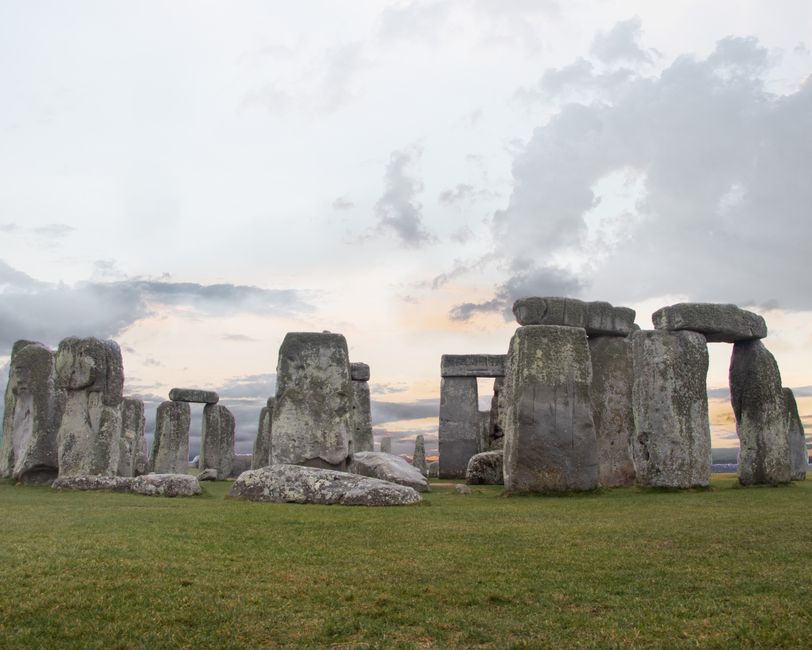 The Solstice as Threshold: A Philosophical Guide to Crossing the Year's Edge