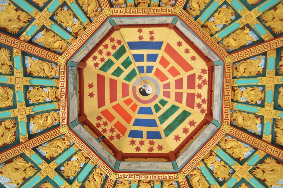 Feng Shui Cosmology: How Qi, Yin-Yang, and the Five Phases Shape a Living Space