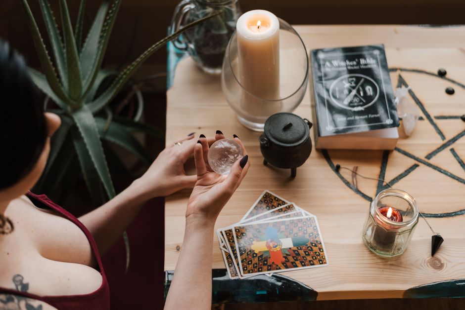 Hedge Witch Kit: How to Choose Between Printable Rituals, Ambient Audio, and Symbolic Decor