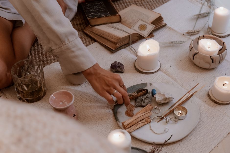 Lucid Dreaming Tools Compared: Audio, Journal, Candle, or Full Ritual Kit?