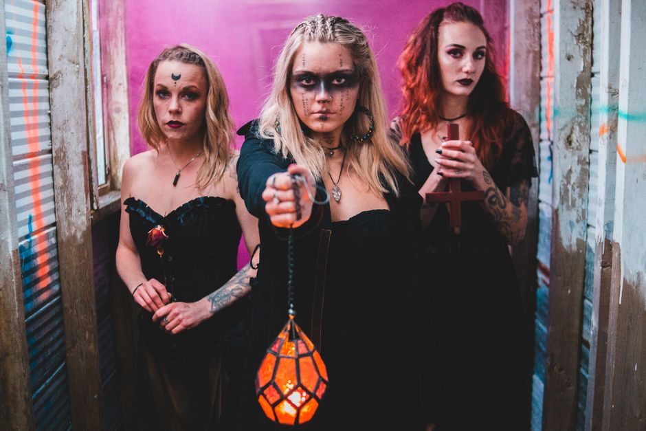 How Sea Witchcraft Is Structured: Tide, Timing, and the Limits of a Modern Label