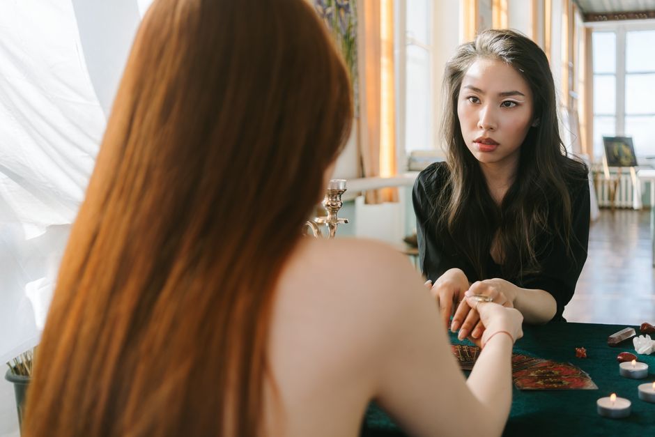 How Did Spiritualist Mediumship Become Modern Energy Reading?