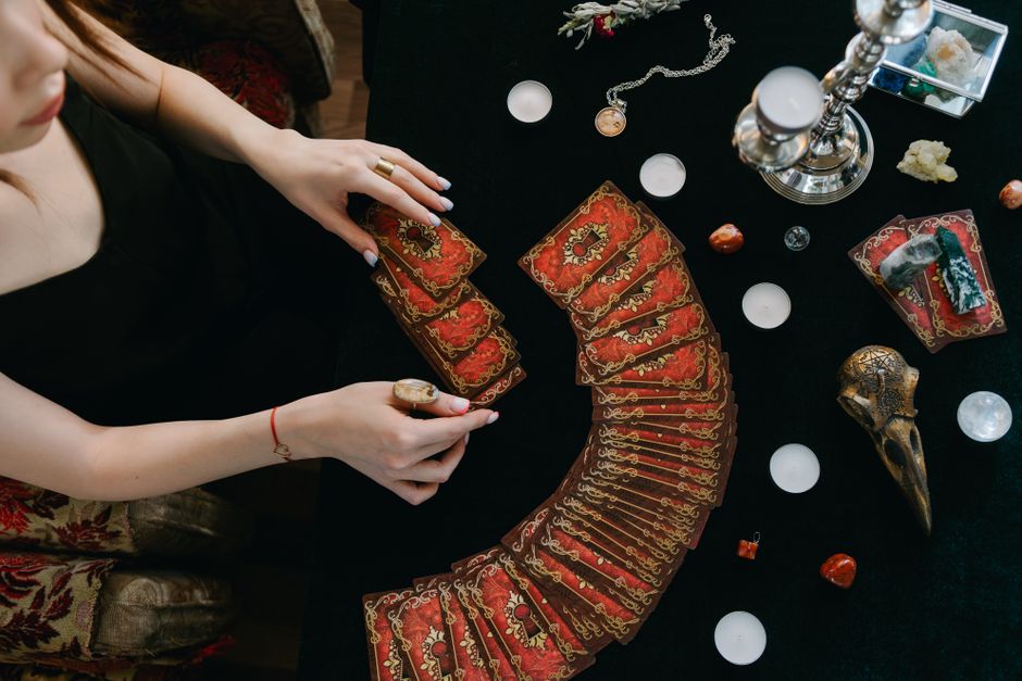 Why Tarot Spreads Look Different Across Cultures: The Visual Grammar of the Table