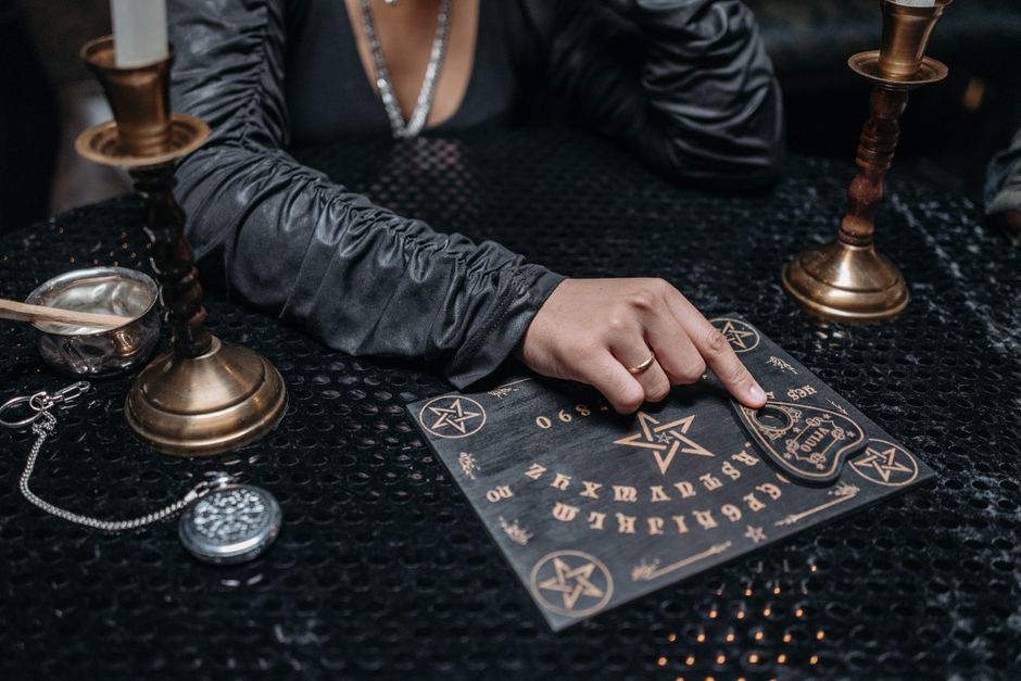 What Victorian Séance Reports Actually Tell Us — and What They Don't