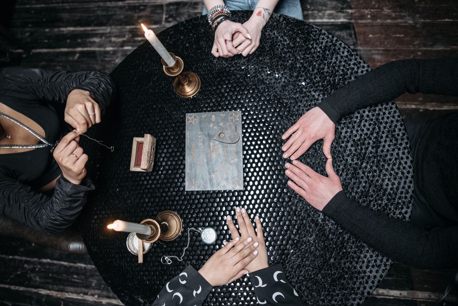When Knot Magic Becomes a Group Ritual: What Changes When a Private Craft Is Shared