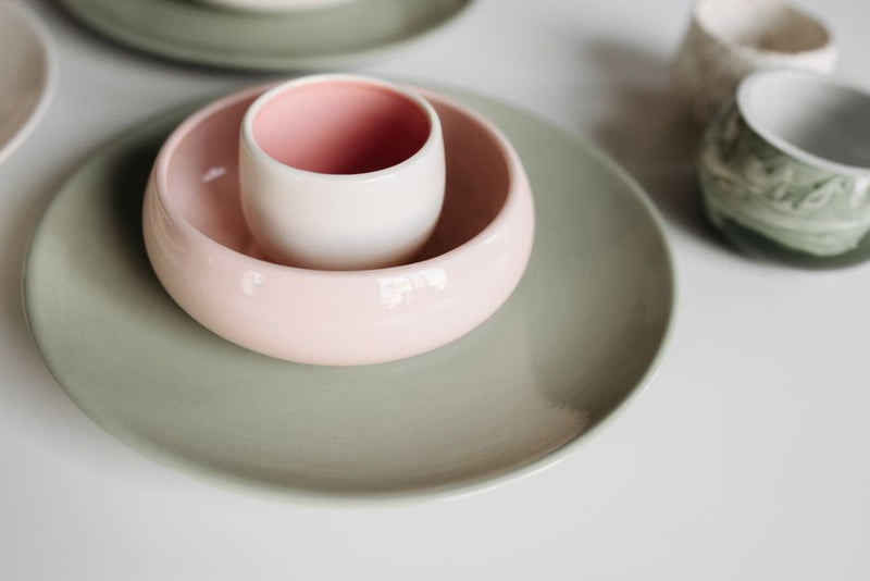 Teacup Showdown: Porcelain vs Earthenware for Tasseography – Which Surface Carries the Cleanest Visions?