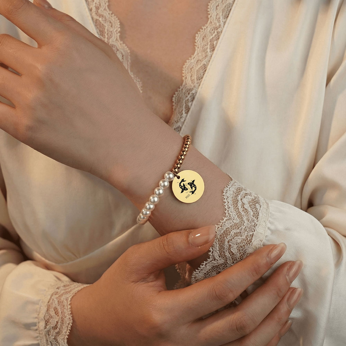 Pisces Premium Pearl & Gold Coin Bracelet: Mother of Pearl